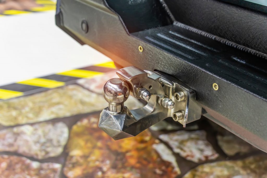 Tow hitch for towing a trailer of SUV